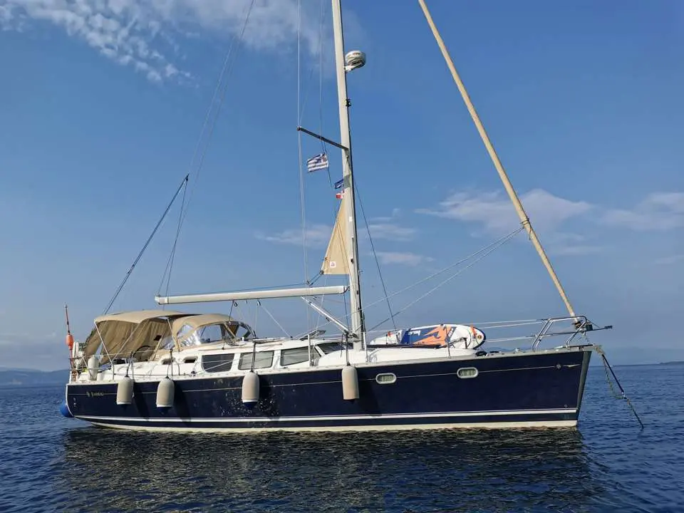 Jeanneau Sun Odyssey 43 DS — Voilier monocoque à coque sombre photographié au mouillage, vu de trois quarts.