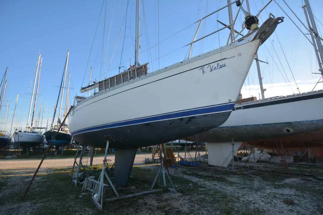 Jeanneau Sun Charm 39 — Voilier blanc à l'arrêt sur bers dans un chantier nautique.