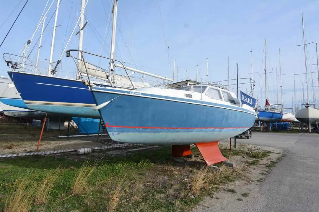 Hunter 27 — Voilier bleu et blanc présenté à terre dans un chantier nautique.