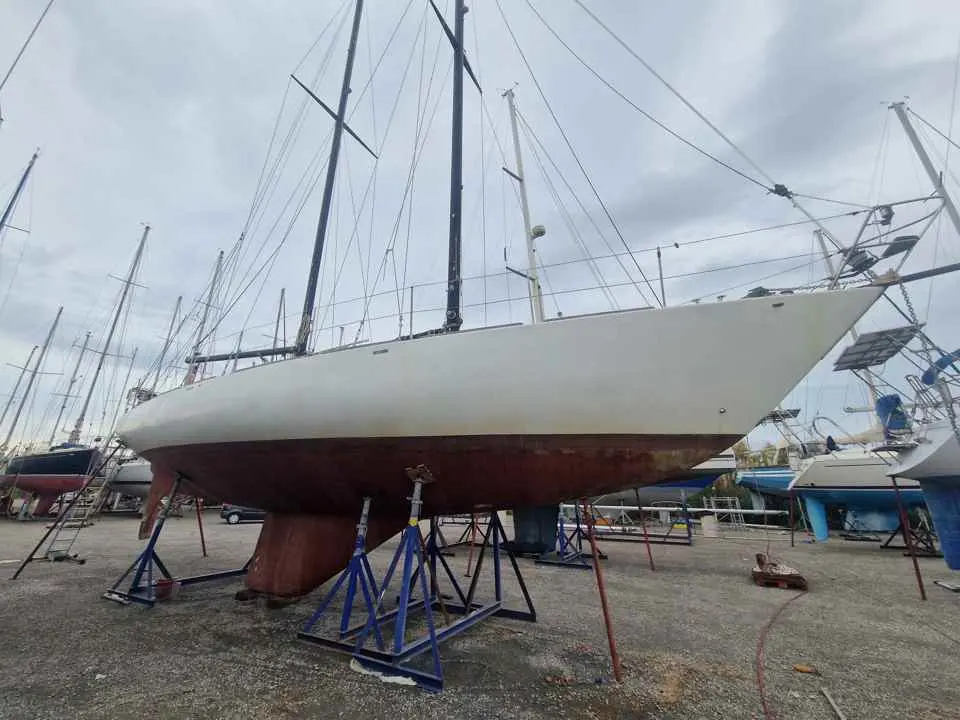 Sciarrelli 50 — Voilier à coque blanche photographié à terre sur bers dans un chantier naval.