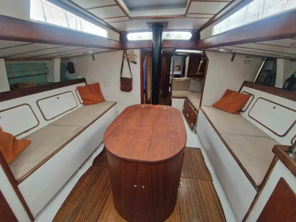 Sciarrelli 50 — Carré intérieur avec table centrale et banquettes latérales en bois.