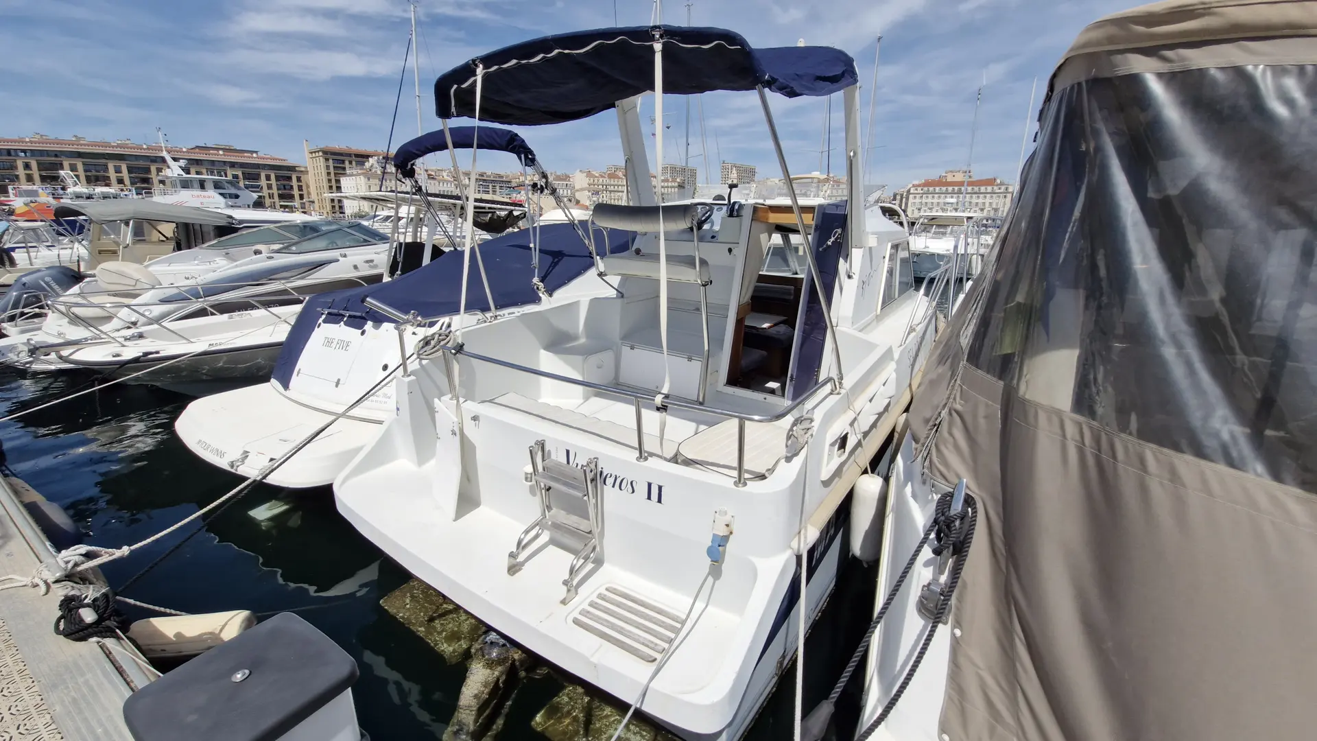 Eider Marine Sea Rover 7600 — Bateau blanc amarré dans un port, vu depuis l’arrière bâbord.