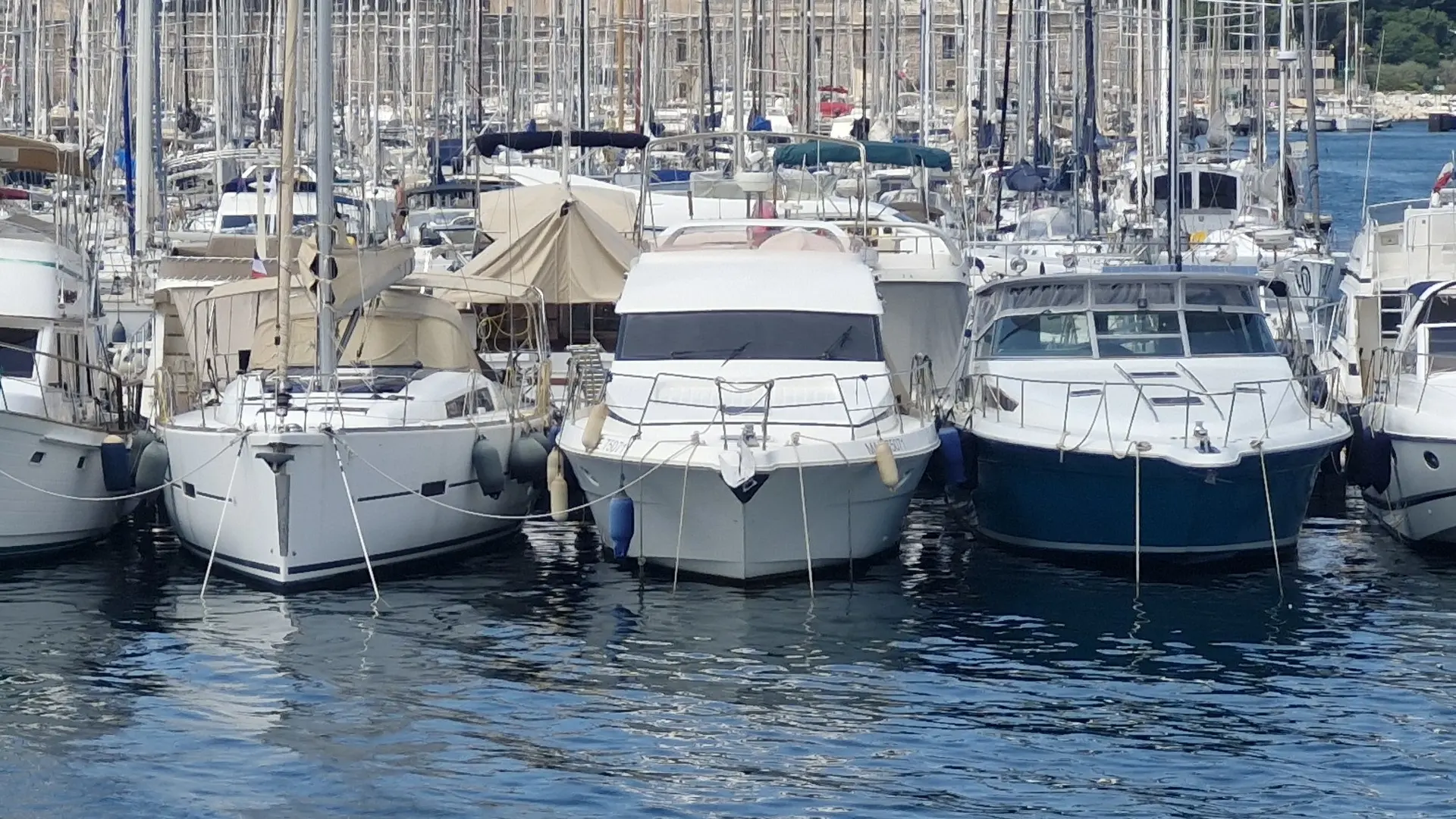 Garin 1550 — Plusieurs bateaux amarrés dans un port, dont un bateau à moteur au centre.