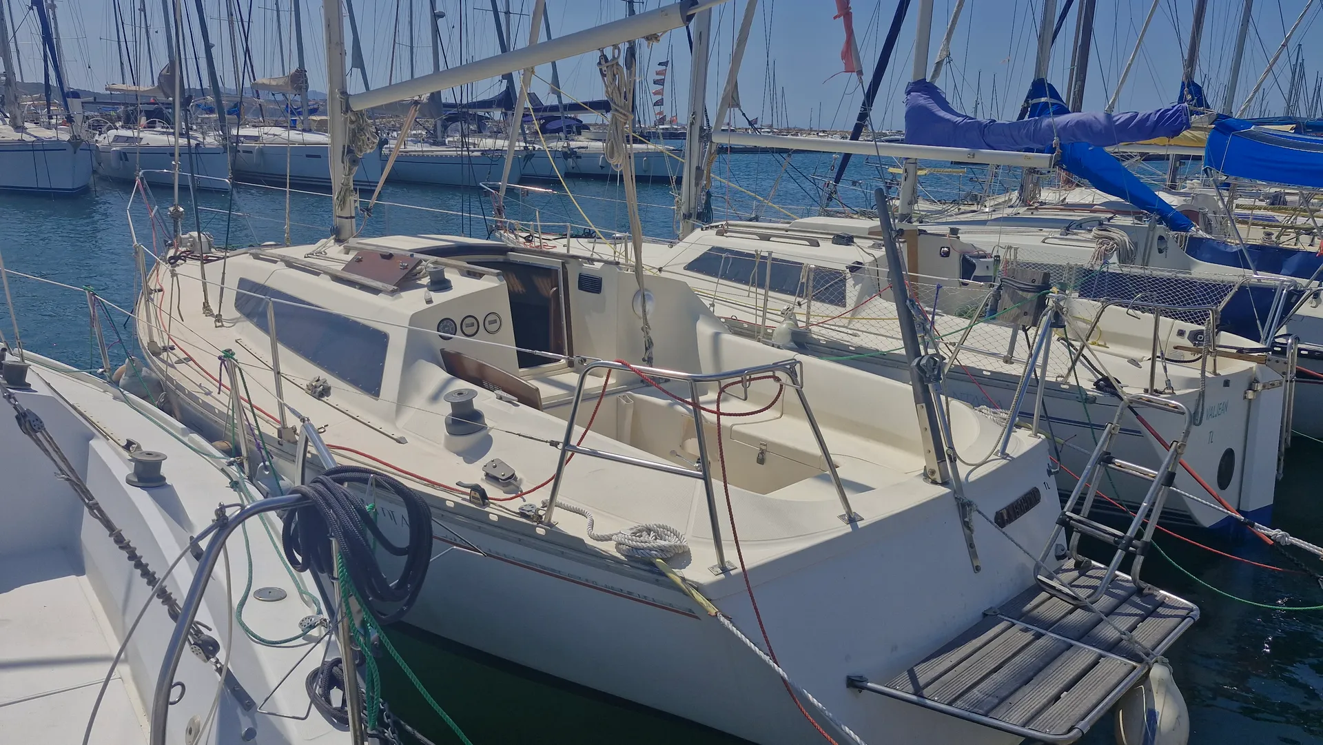 Jeanneau Arcadia — Voilier blanc amarré dans une marina, vu de trois quarts depuis le quai.