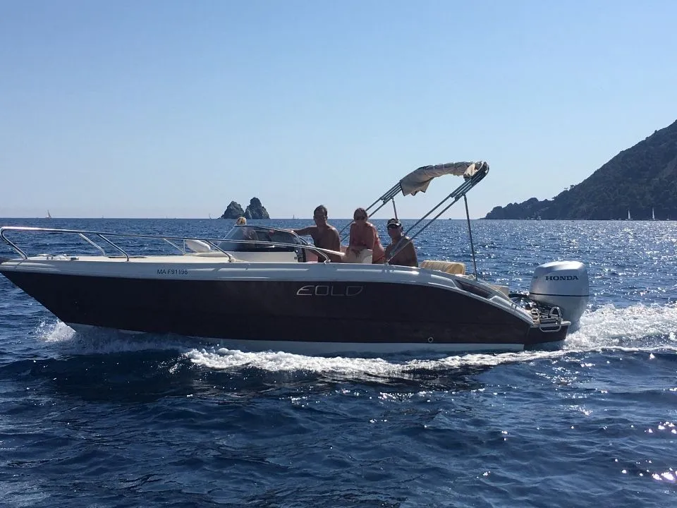 Eolo 730 Day — Bateau à moteur Eolo naviguant en mer avec trois passagers à bord.