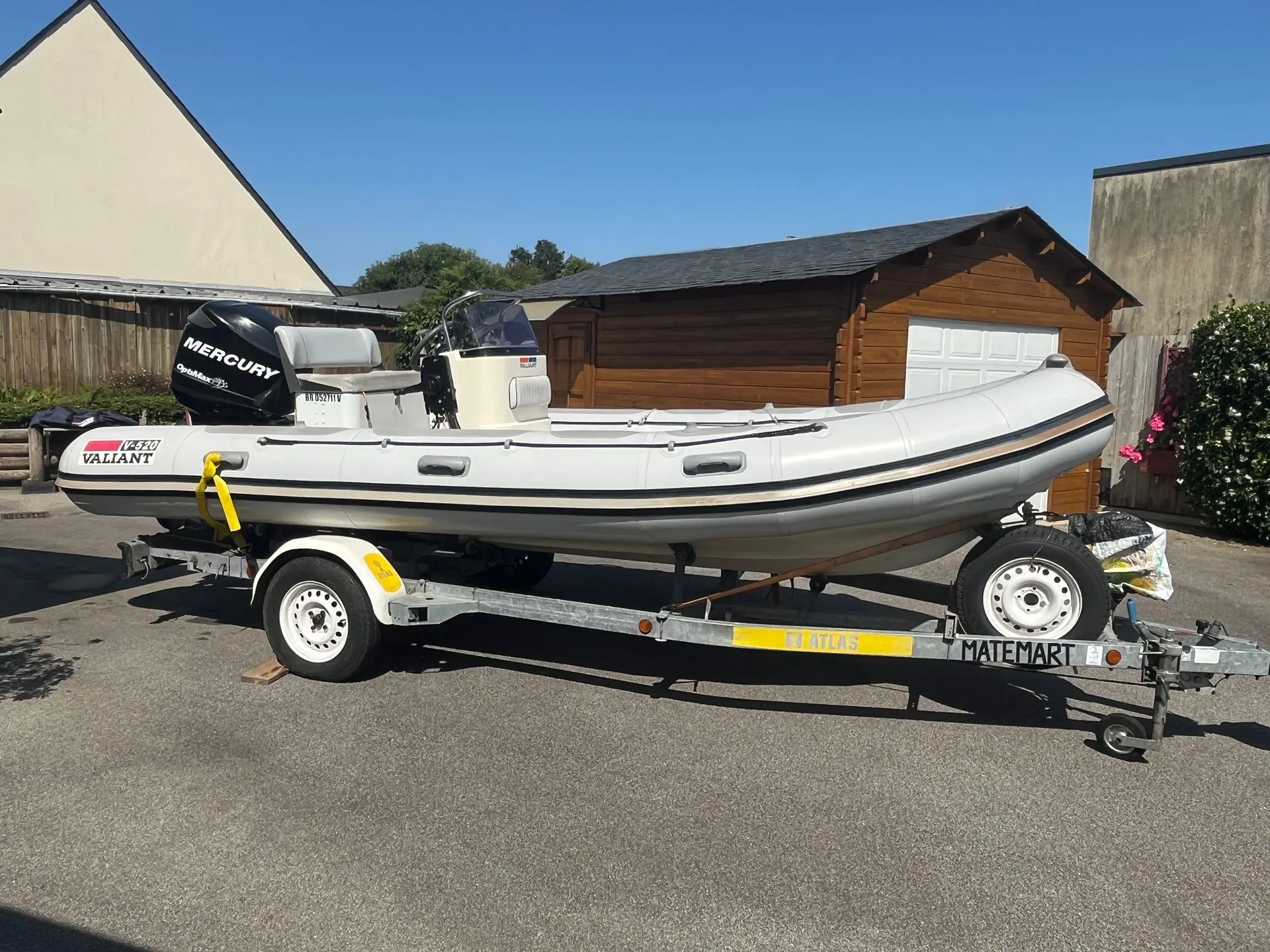 Valiant V 520 — Bateau pneumatique blanc sur remorque, photographié de profil devant un garage.