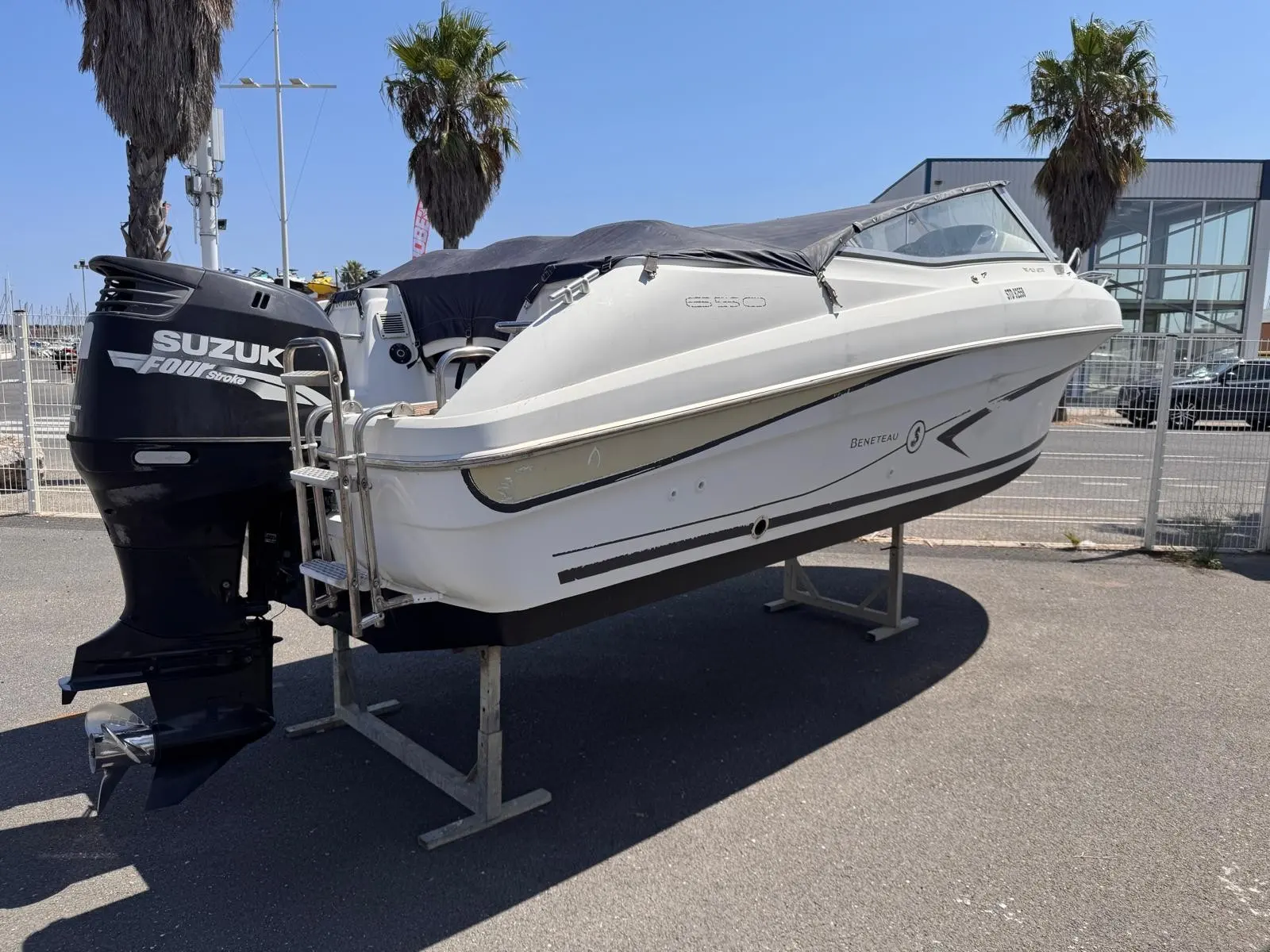 Beneteau Flyer 650 Cabrio — Bateau à moteur blanc exposé sur bers, vu de trois quarts arrière.
