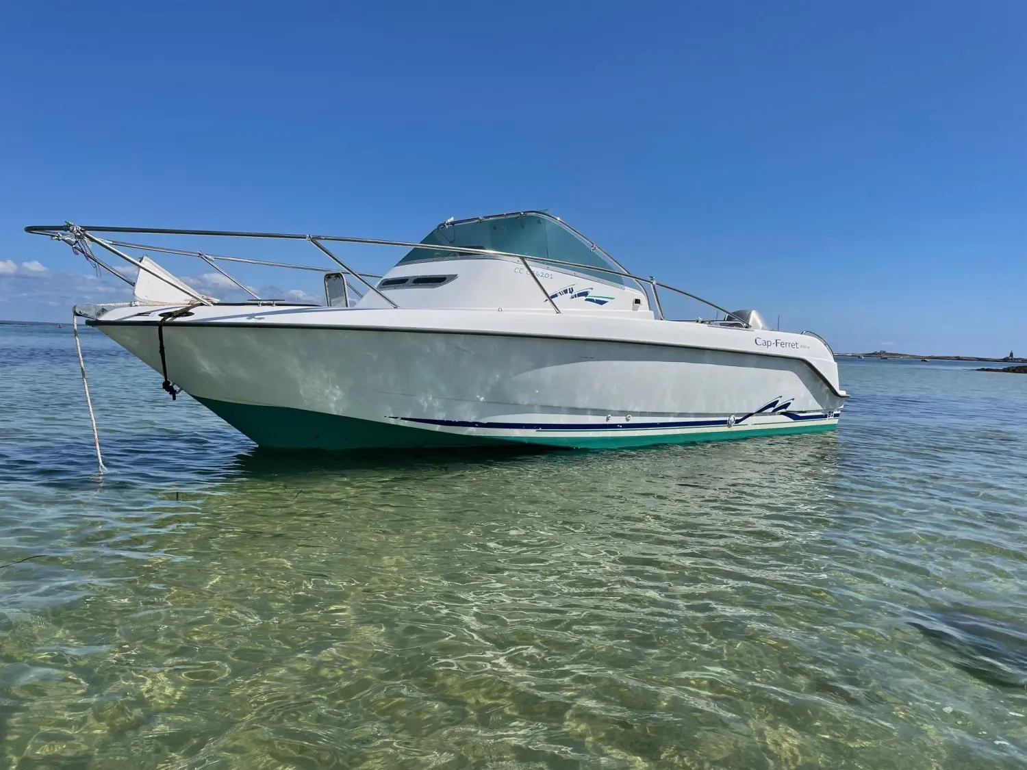 B2 Marine Cap Ferret 650 — Bateau à moteur blanc photographié au mouillage, vu de trois quarts bâbord.