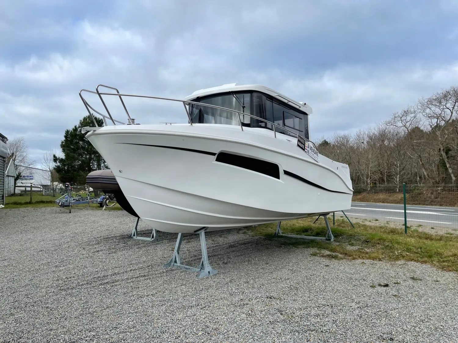 Rodman 890 Ventura — Bateau à moteur blanc présenté sur bers, photographié de trois quarts avant.