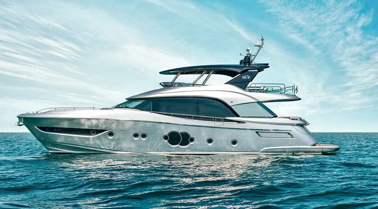 Monte Carlo MCY 76 — Bateau à moteur vu de profil sur une mer dégagée, sous un ciel bleu.