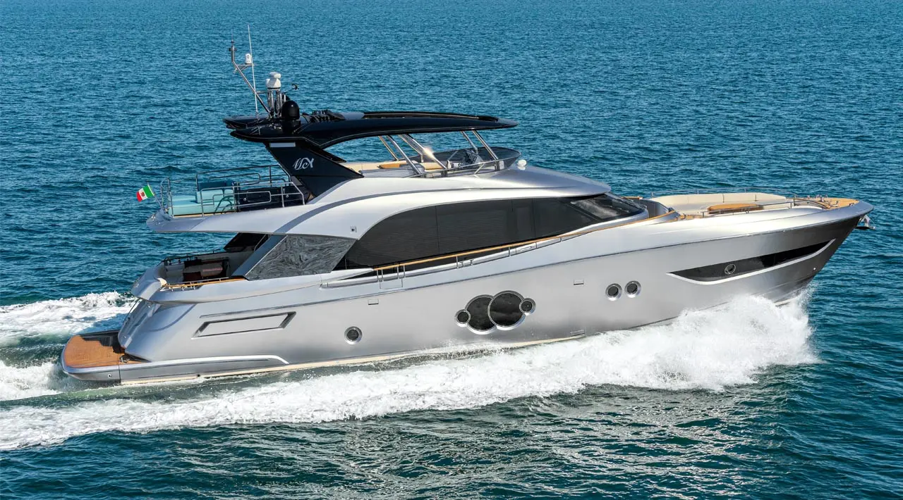 Monte Carlo MCY 76 — Bateau à moteur blanc photographié de profil sur une mer bleue, en navigation.