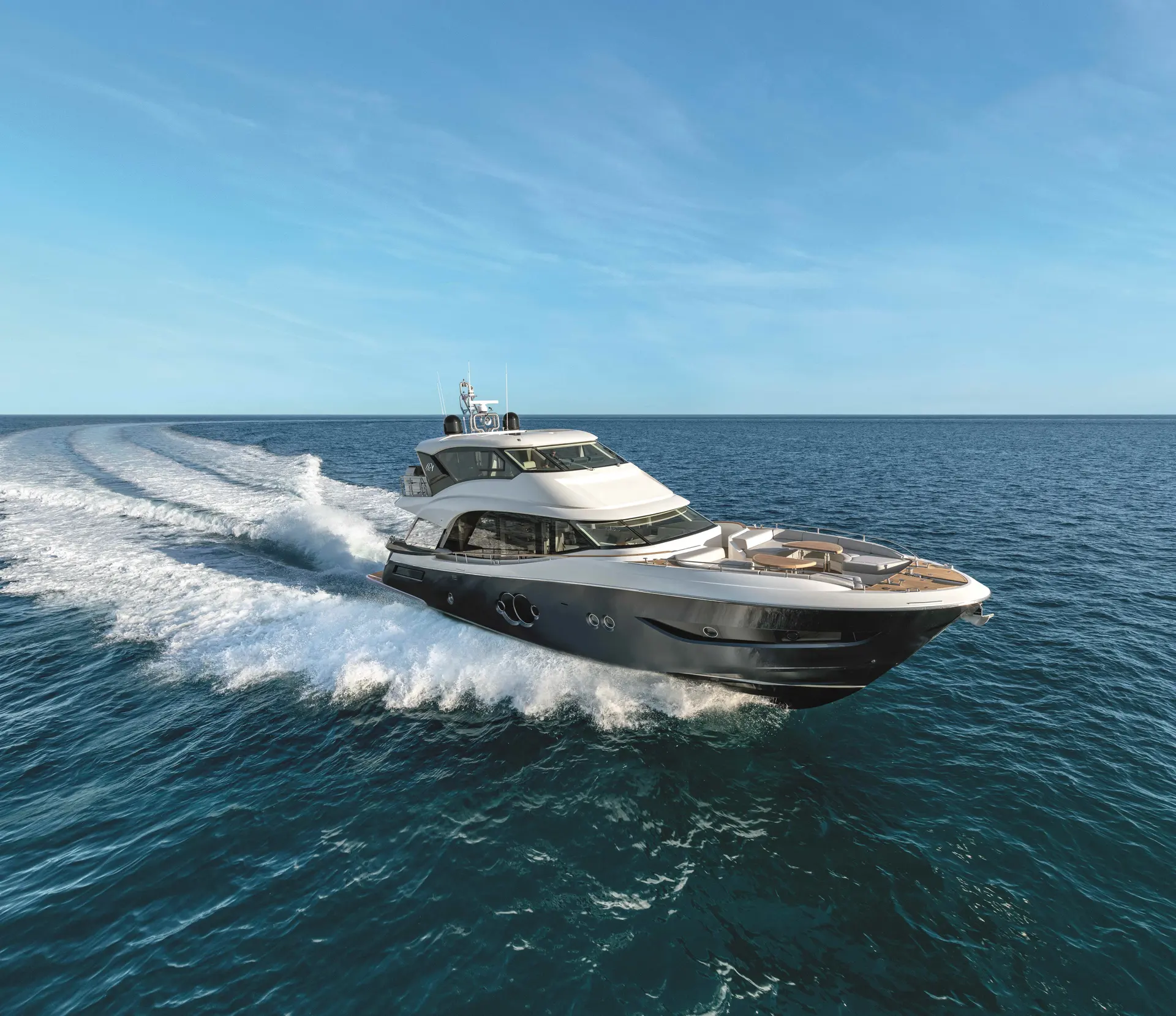 Monte Carlo MCY 76 — Yacht à moteur vu de trois quarts, naviguant au large par mer calme.