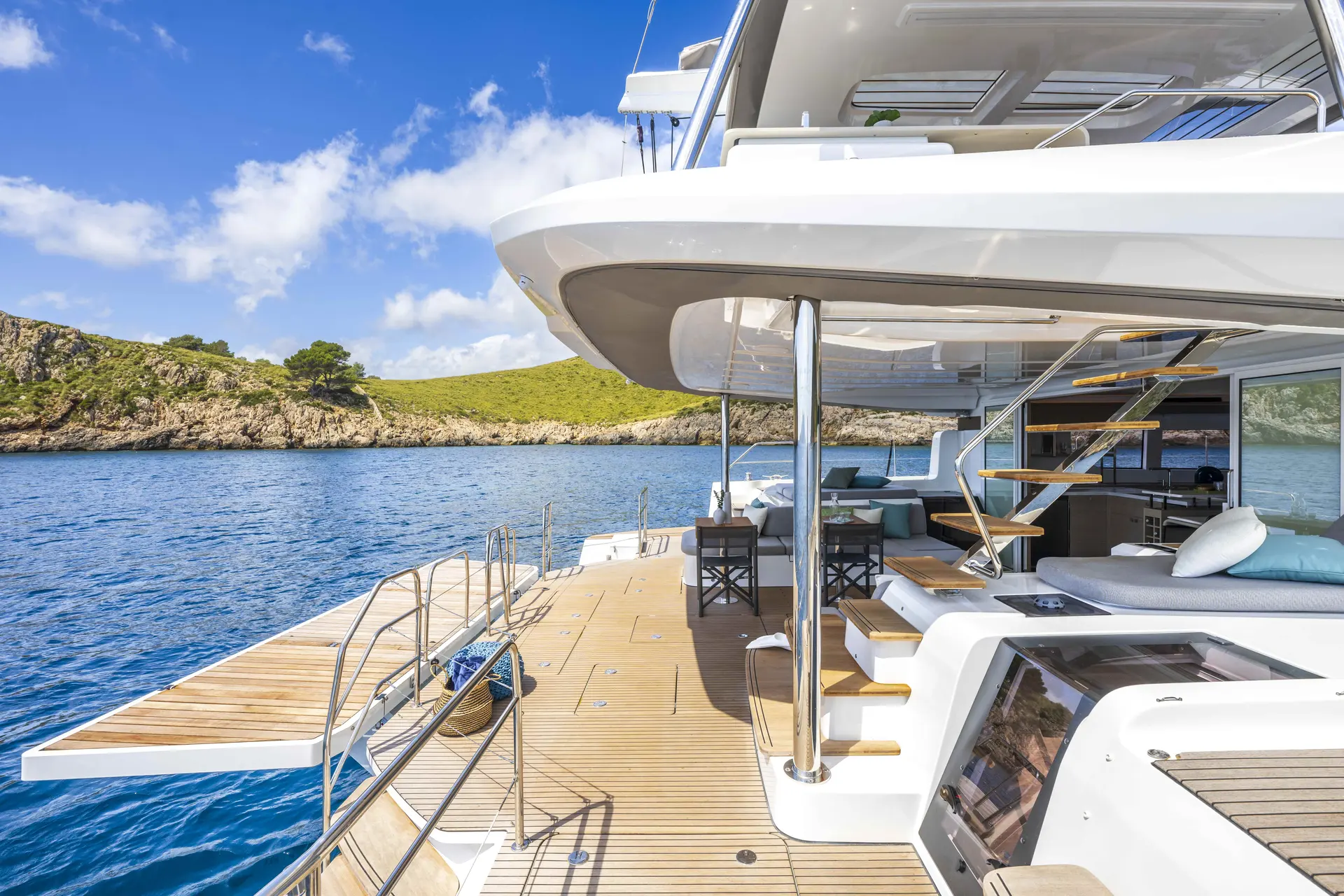 Lagoon 60 — Vue de la plage arrière et du cockpit d’un catamaran en mer
