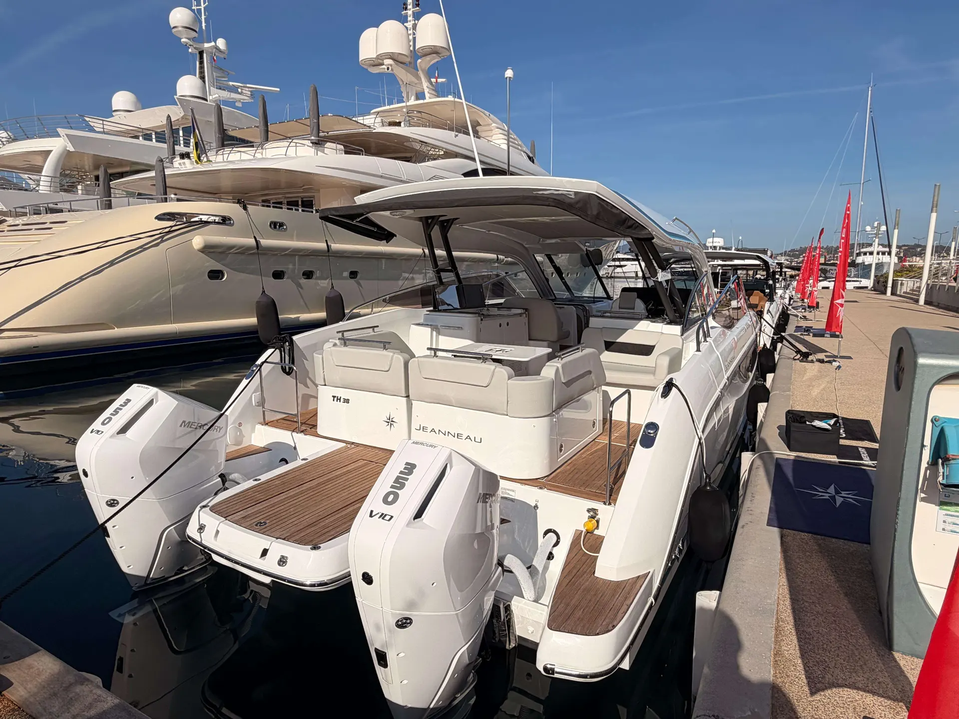 Jeanneau TH 38 — Bateau à moteur Jeanneau vu de trois-quarts arrière dans un port.