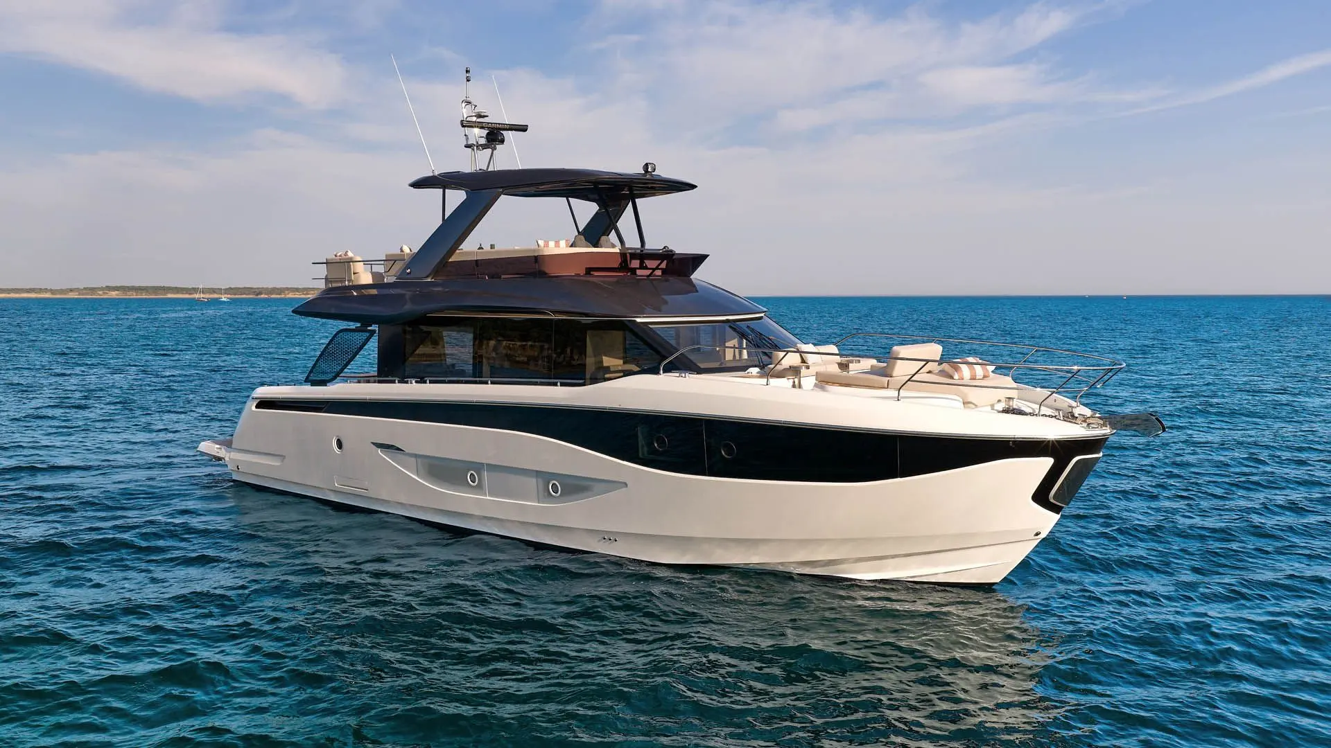 Prestige Yachts F6.7 — Bateau à moteur vu de trois quarts sur une mer calme, sous un ciel dégagé.