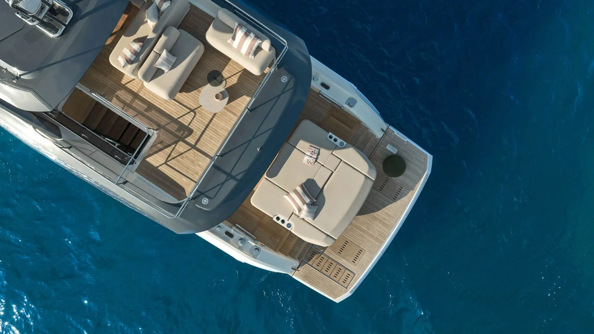 Prestige Yachts F6.7 — Vue aérienne de la poupe et des espaces extérieurs aménagés du bateau.