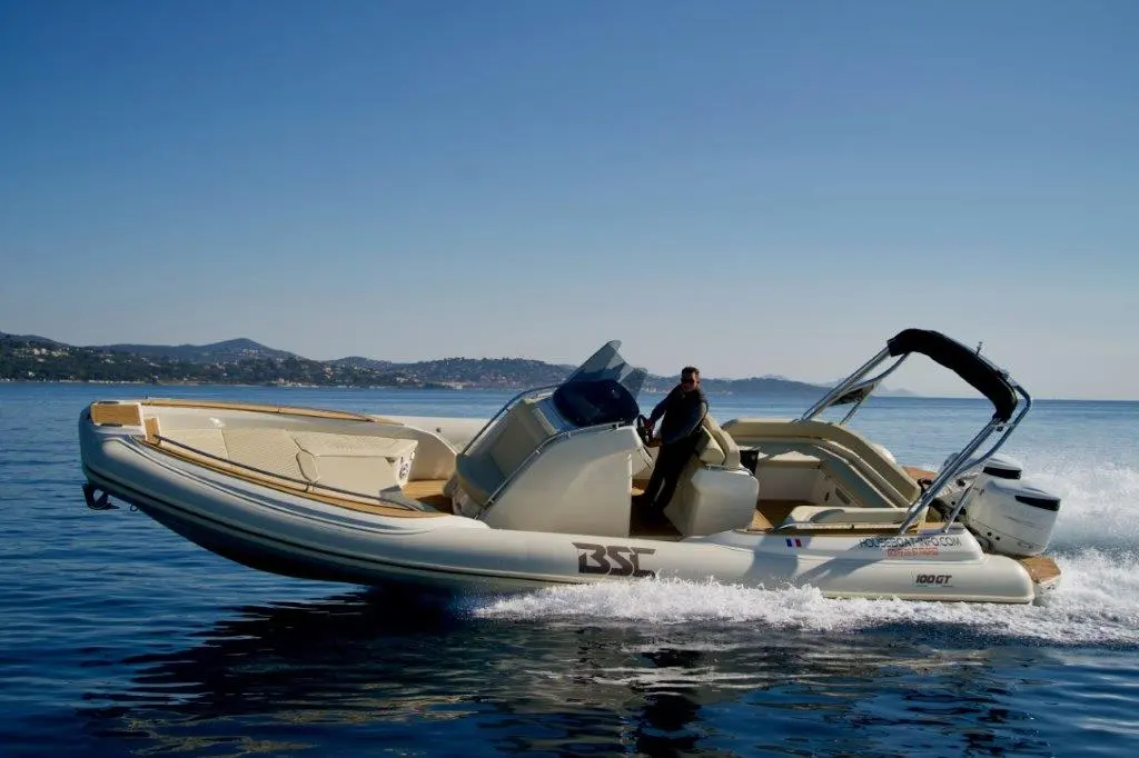 BSC 100 — Bateau pneumatique semi-rigide naviguant au large avec une personne à bord.