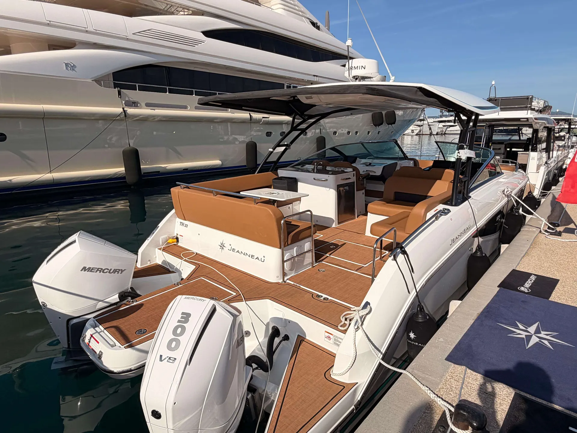 Jeanneau TH 33 — Bateau Jeanneau amarré, vu depuis l’arrière, avec double motorisation hors-bord.