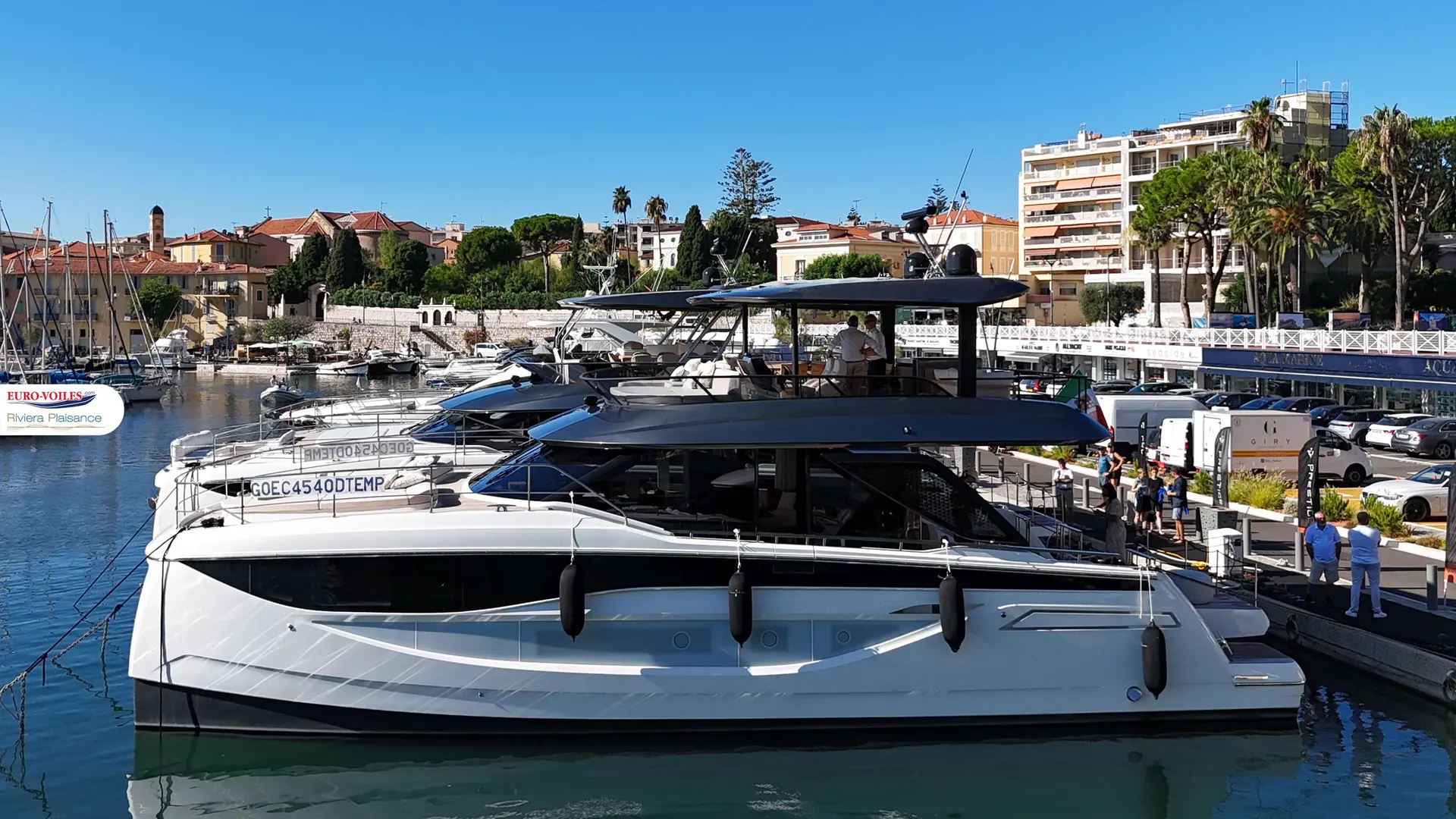 Prestige Yachts M7 — Bateau à moteur blanc amarré dans un port méditerranéen, vu de profil.