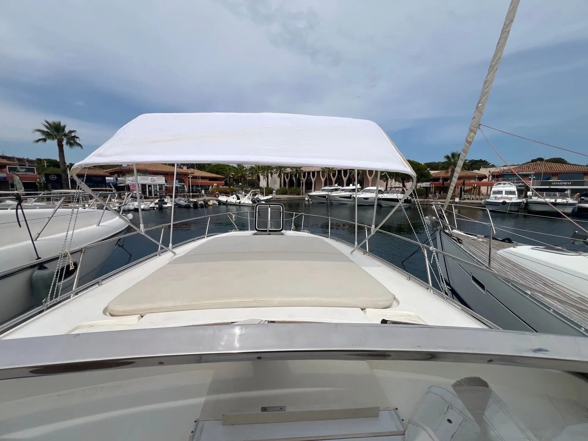 Fiart Mare Fiart 36 Genius — Vue de l’avant d’un bateau à moteur amarré dans une marina.