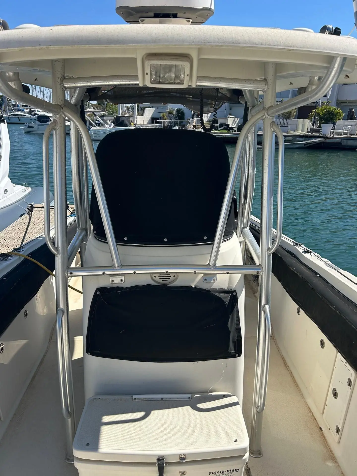 Hydrasport 2500 CC — Vue arrière du cockpit avec sièges, console centrale et arceau sur l’eau.