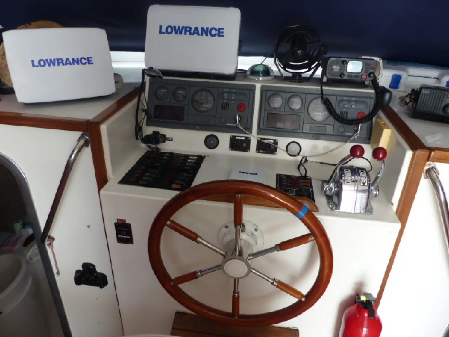 Astilleros Cata Cata 356 — Poste de pilotage avec instruments, écrans et volant en bois.