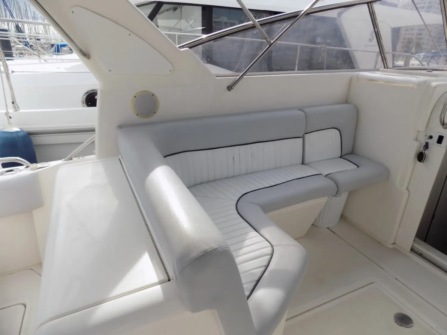 Faeton 980 Open — Vue rapprochée de la banquette et du cockpit d’un bateau.