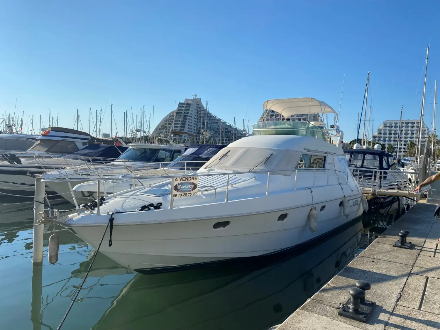 Yarding 42 — Bateau à moteur blanc amarré dans une marina, vu de trois quarts avant.