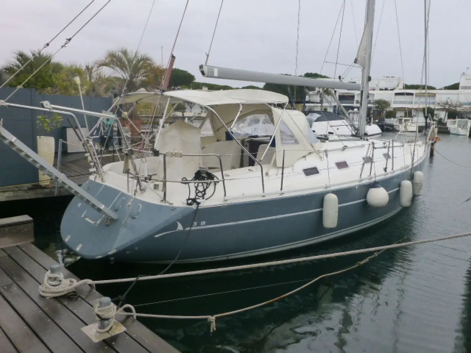 Harmony 38 — Voilier amarré dans une marina, vu de trois quarts depuis le ponton.