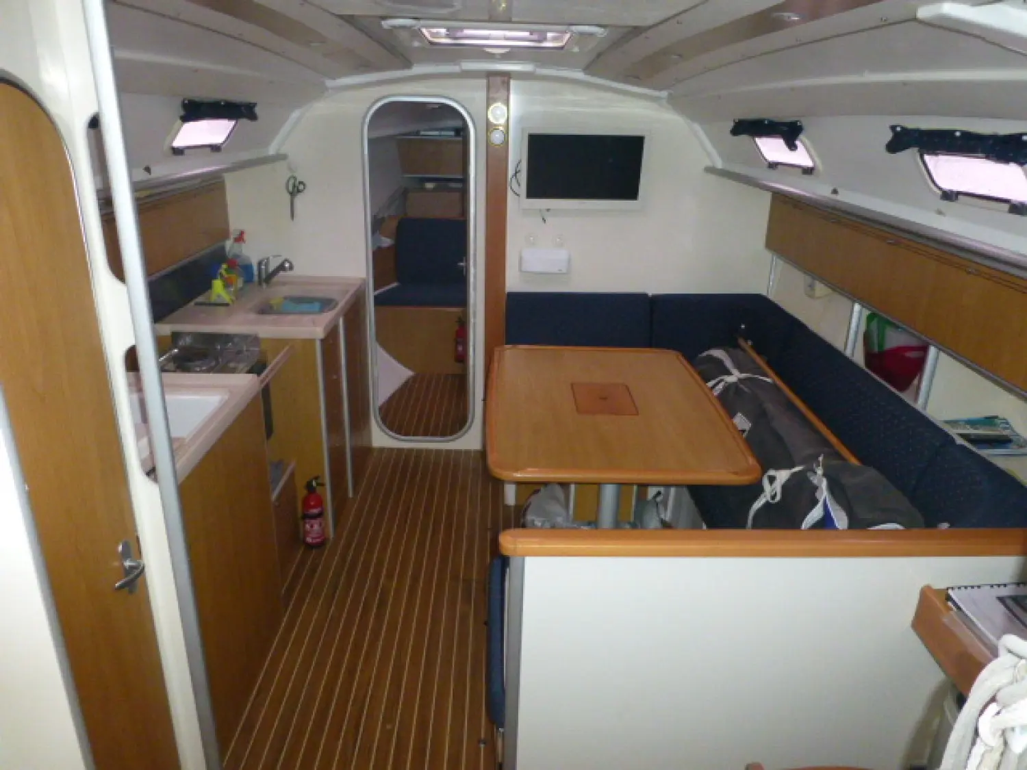 Harmony 38 — Vue intérieure montrant le carré, la cuisine et une cabine à l'arrière.