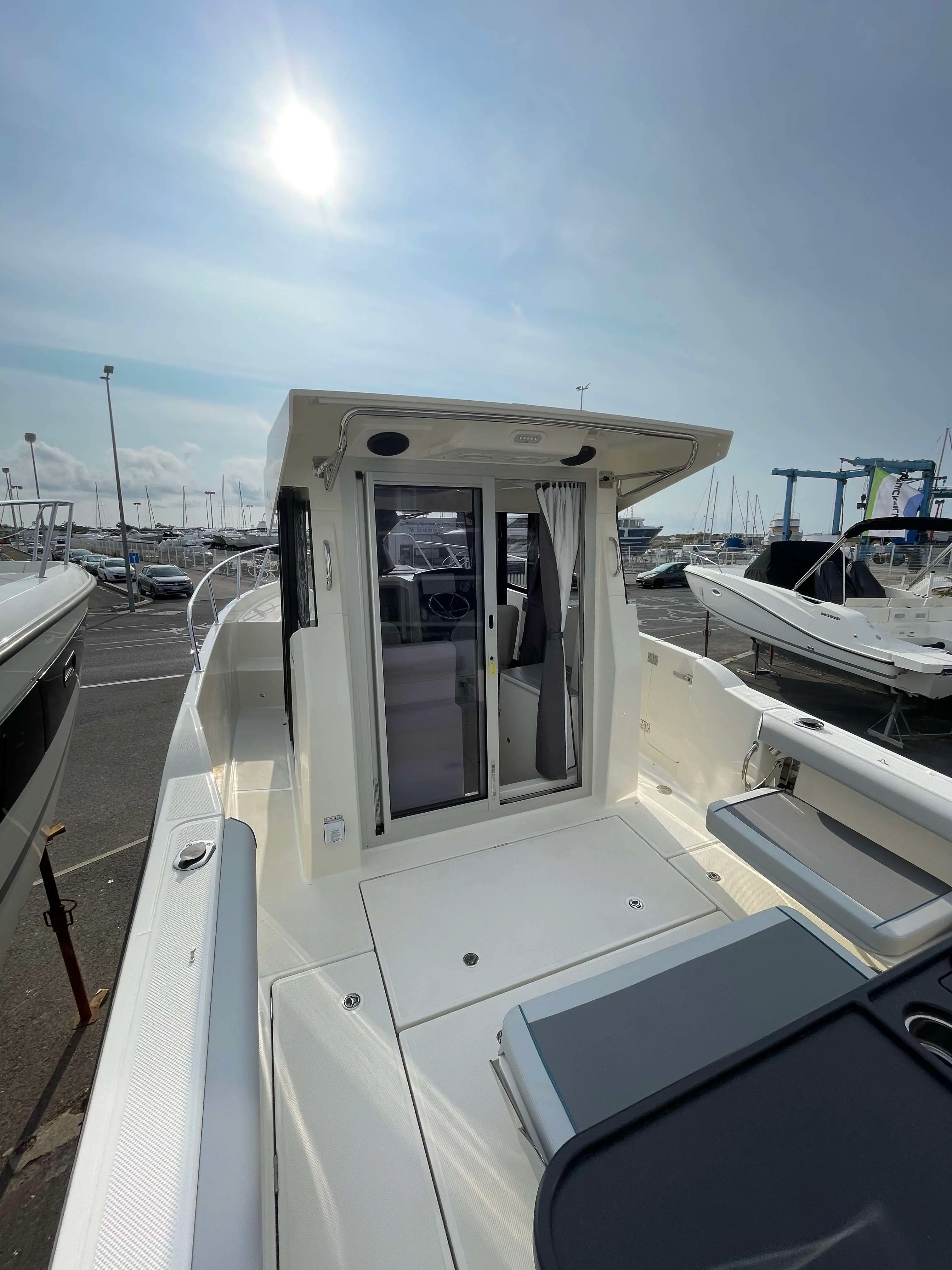 Quicksilver 805 Pilothouse — Vue du cockpit et de la cabine d’un bateau à moteur amarré dans une marina.