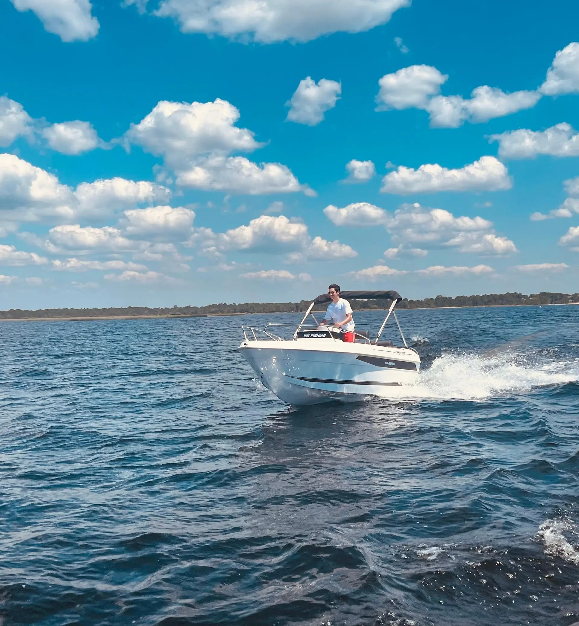B2 Marine 155 — Bateau à moteur naviguant sur une étendue d’eau par temps ensoleillé.