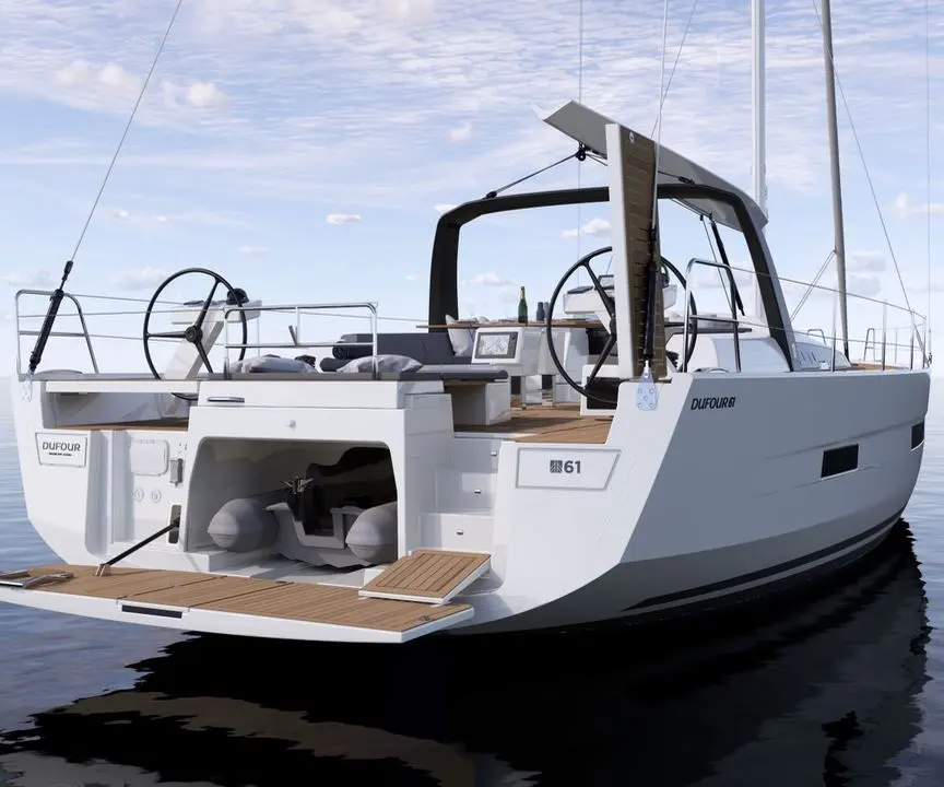 Dufour 61 — Voilier vu de trois-quarts arrière, avec cockpit, double barre et plateforme arrière.