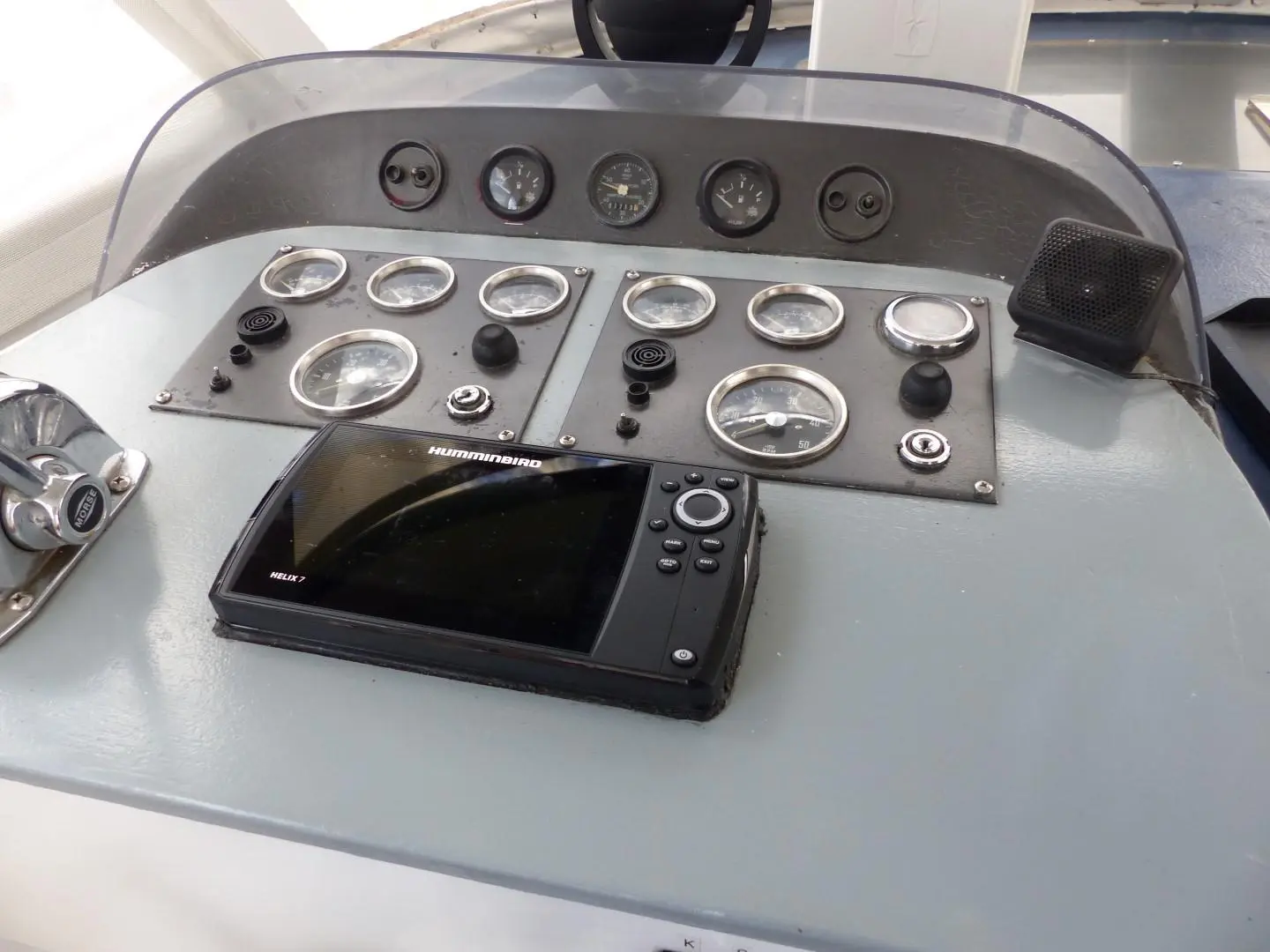 Arcoa 970 — Poste de pilotage avec instruments analogiques et écran électronique Humminbird.