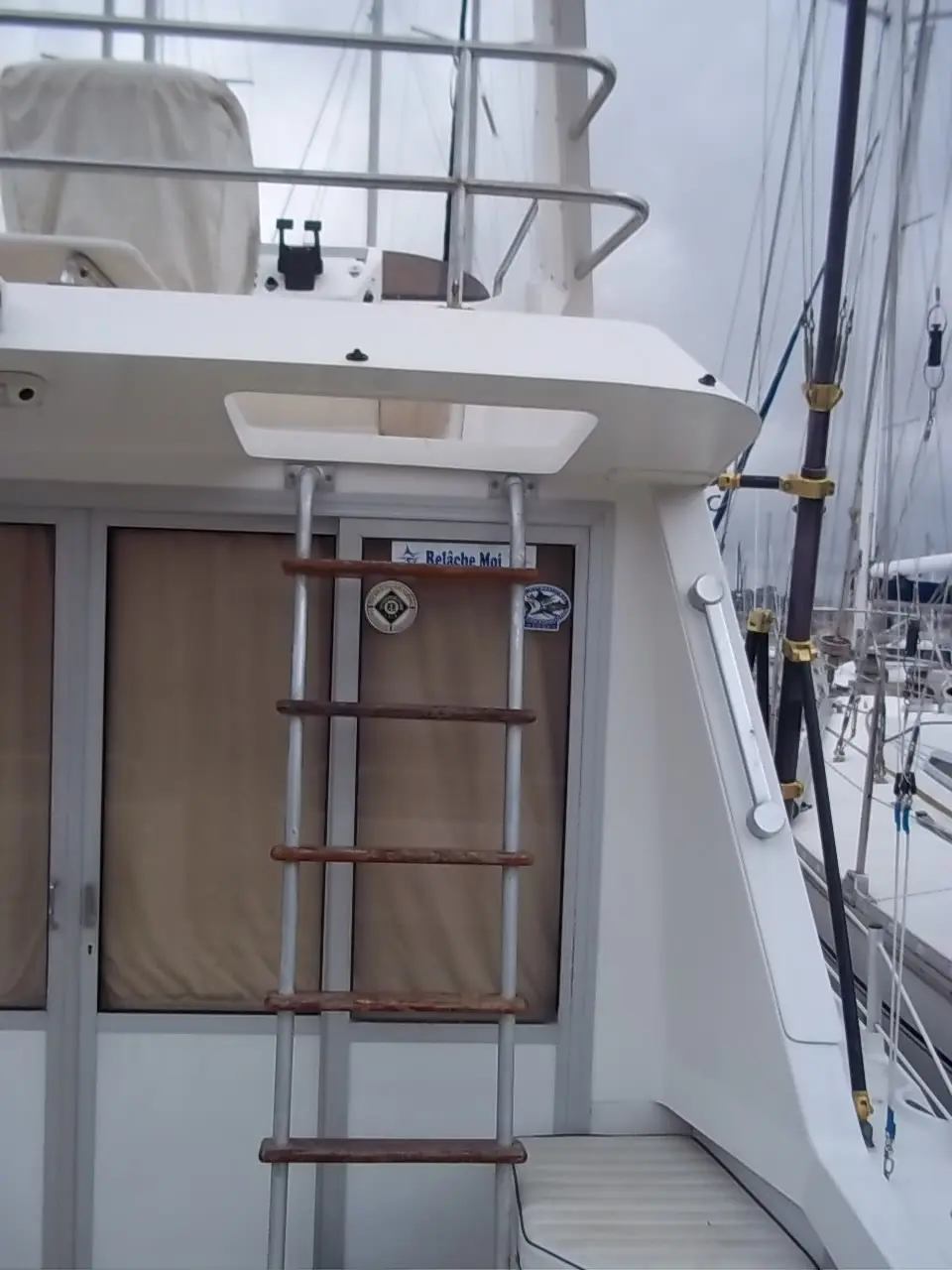 ACM 1100 — Vue rapprochée de l’arrière d’un bateau avec échelle et passerelle.