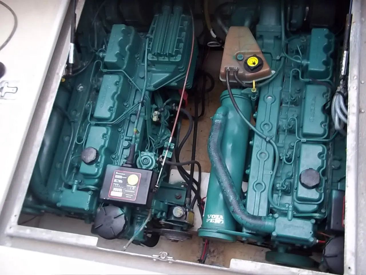 ACM 1100 — Vue du compartiment moteur montrant deux moteurs marins et leurs équipements.