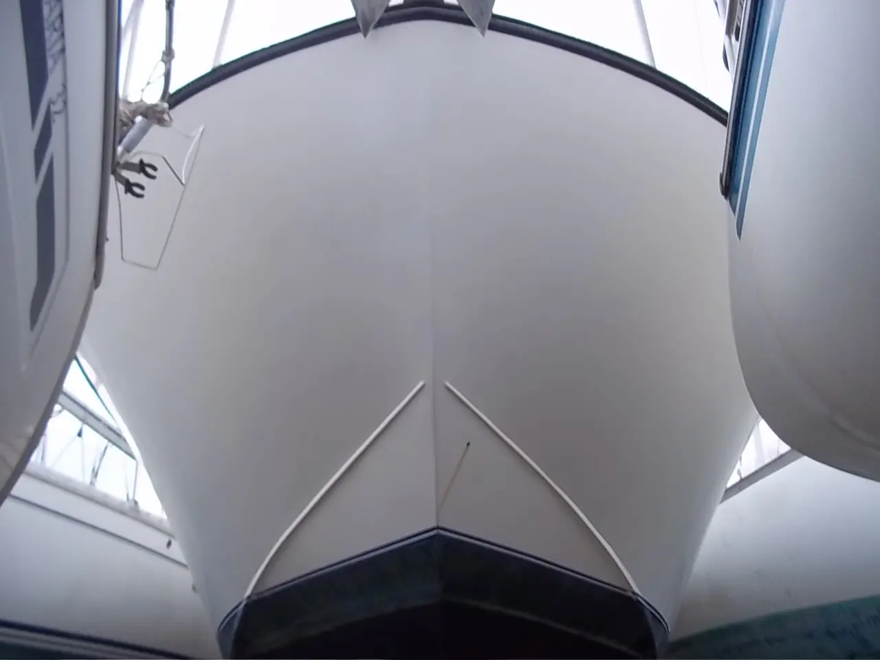 ACM 1100 — Vue rapprochée de l’étrave et de la coque d’un bateau dans un hangar.
