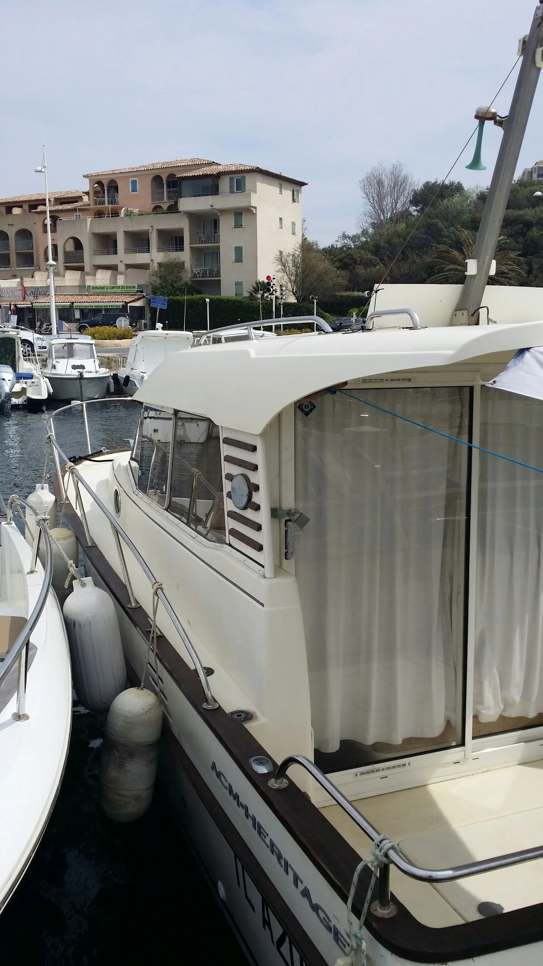 ACM Heritage — Vue latérale rapprochée d’un bateau à moteur amarré dans un port.