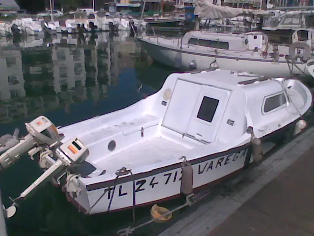Jeanneau Arcachonnais — Bateau blanc amarré dans un port, vu de trois quarts arrière.