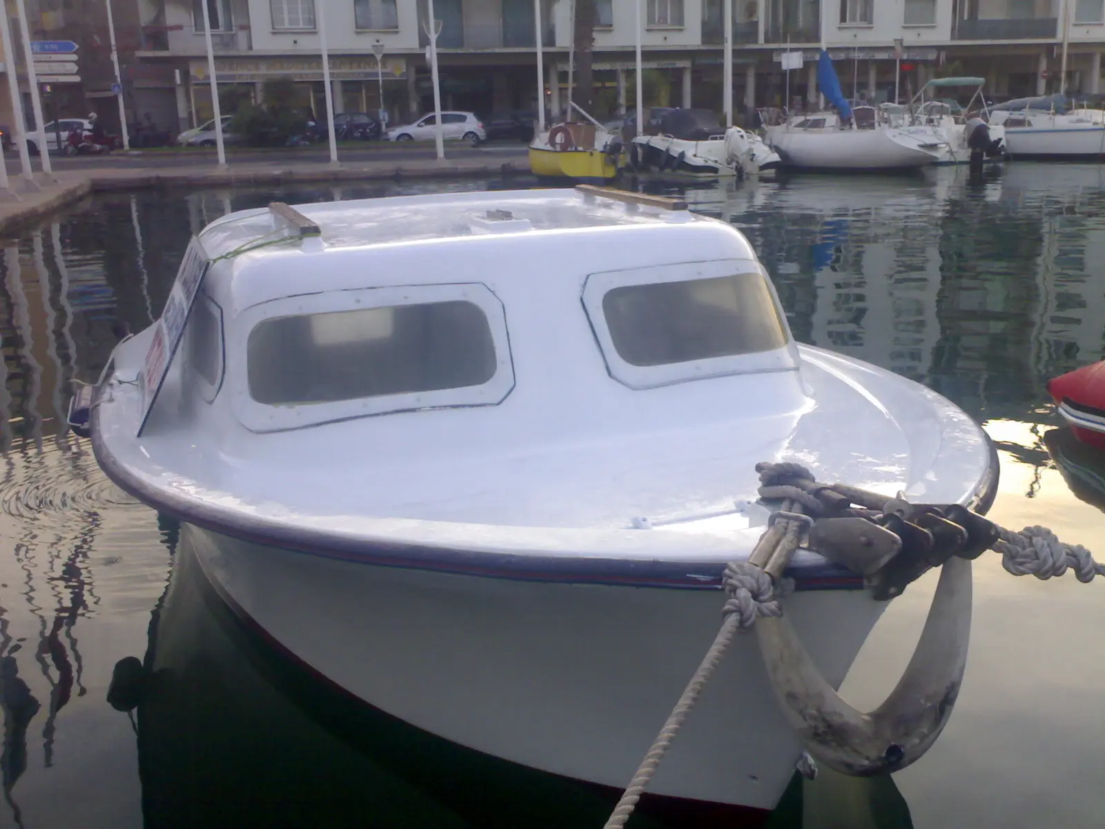 Jeanneau Arcachonnais — Vue rapprochée de l’avant d’un bateau amarré dans un port.