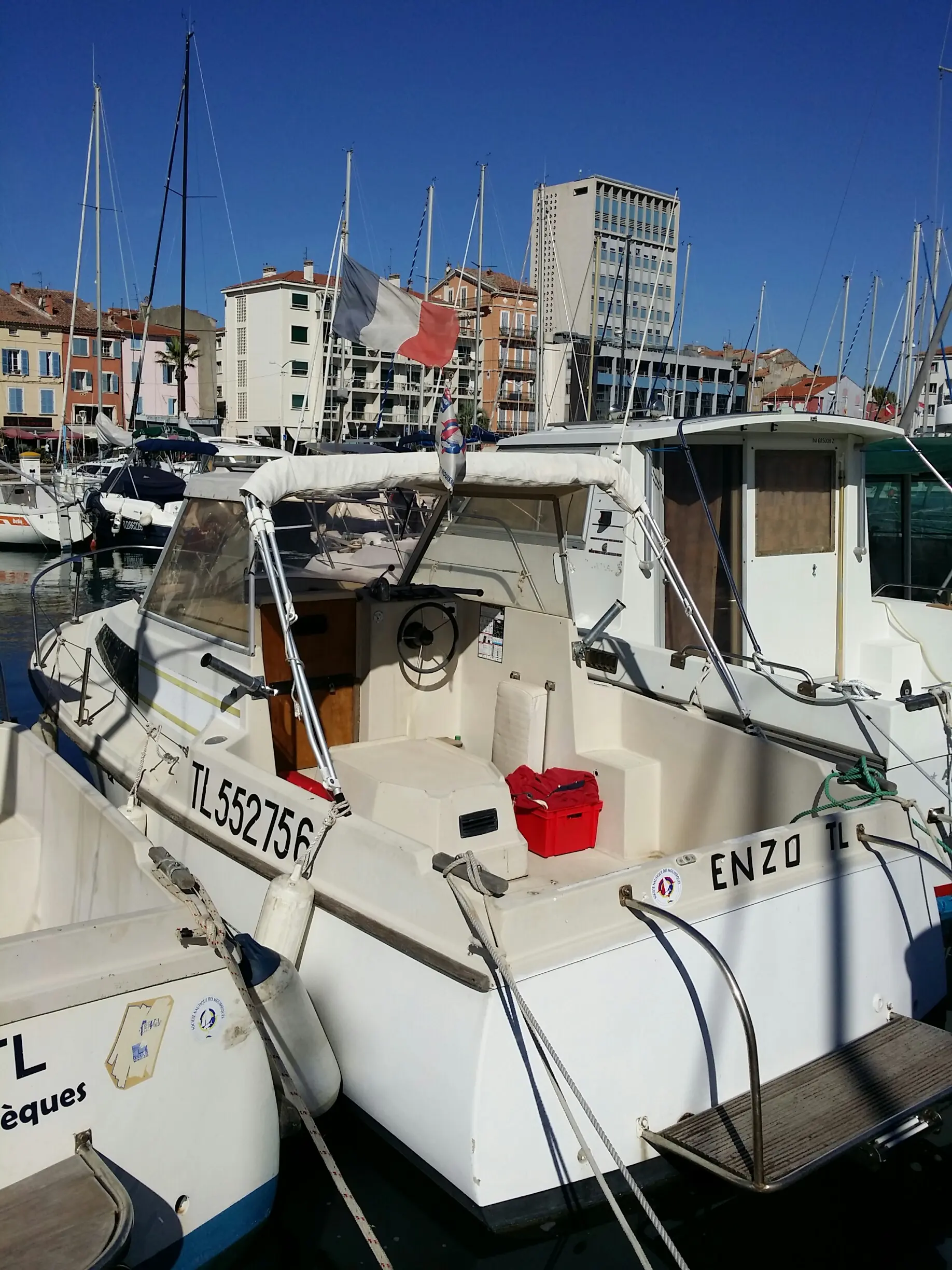 Beneteau Antares 600 — Bateau à moteur amarré dans un port, vu depuis l'arrière.