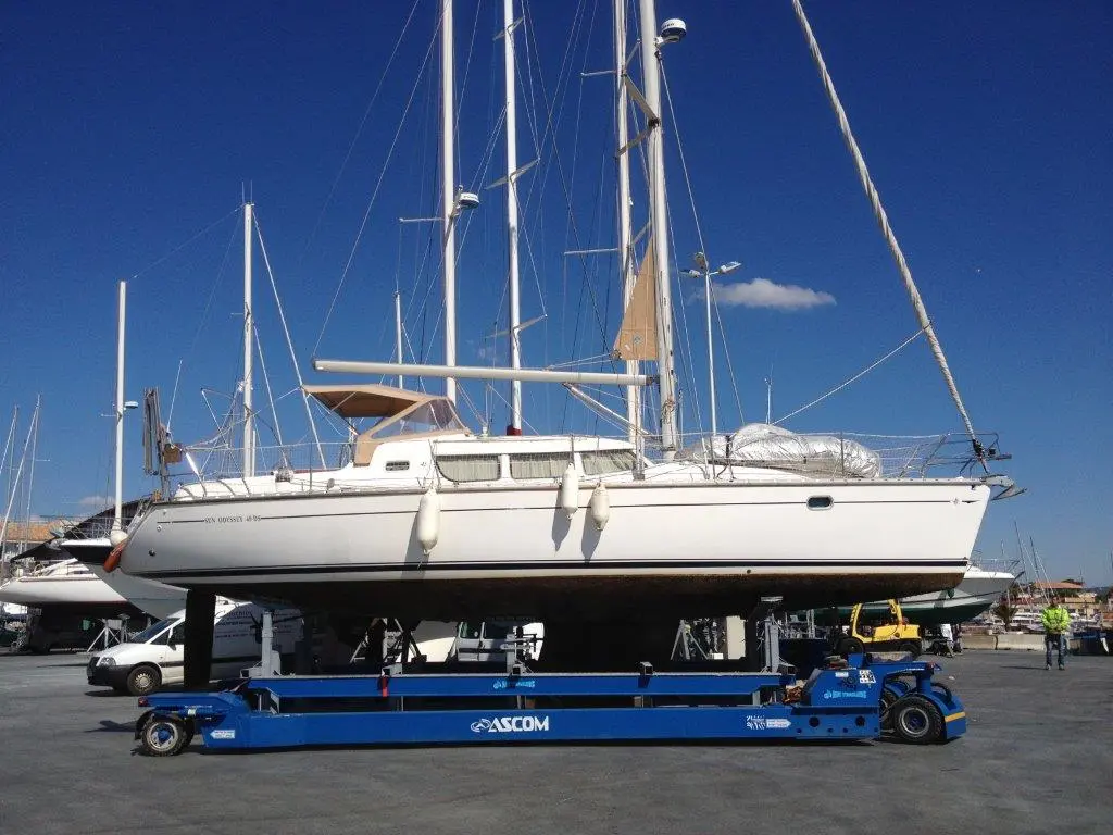 Jeanneau Sun Odyssey 40 DS — Voilier blanc présenté à terre sur un ber hydraulique dans un chantier naval.
