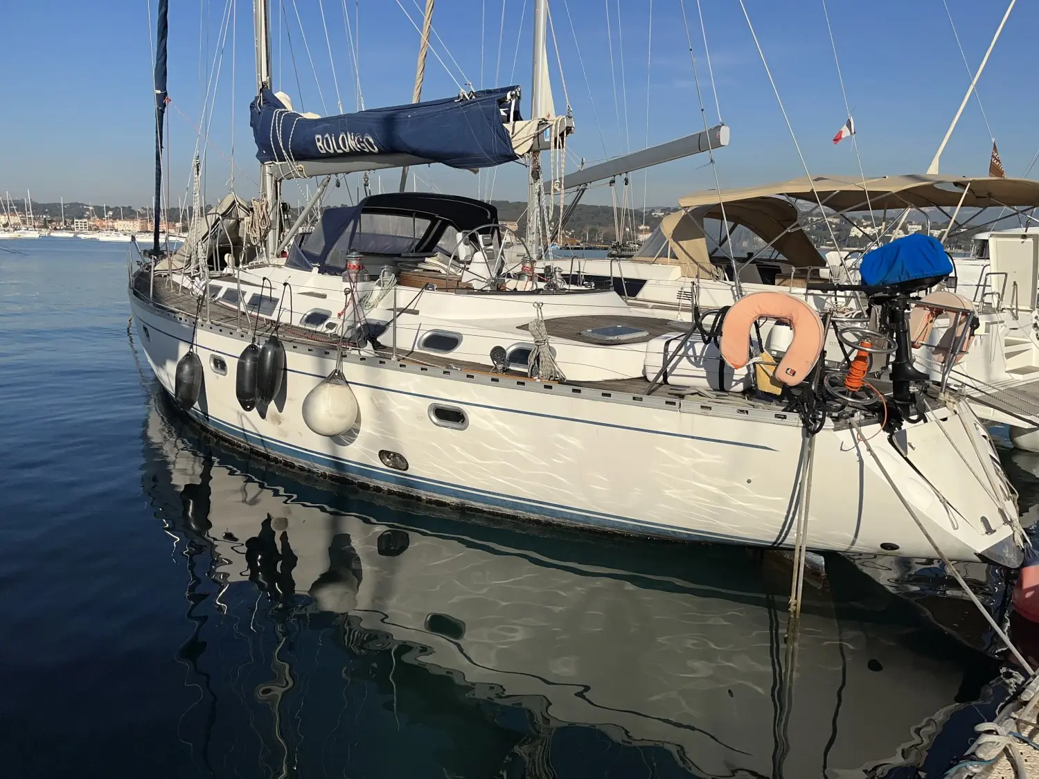 Dufour 56 — Voilier amarré vu de trois quarts dans une marina, avec gréement et équipements de pont visibles.