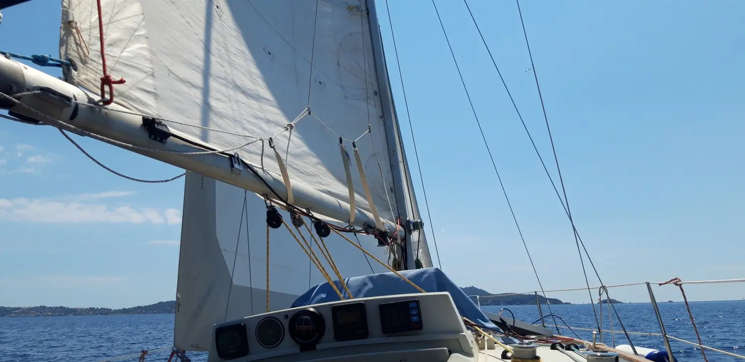 Dufour 31 — Vue du gréement et du cockpit d’un voilier en navigation côtière.