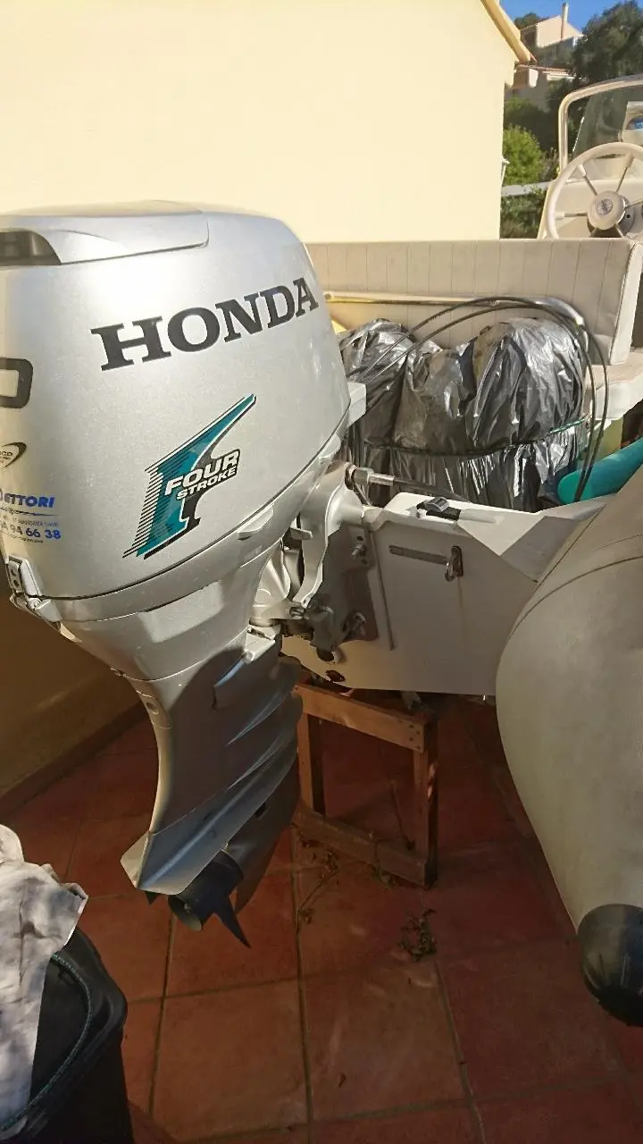 Zodiac Pro 470 — Vue rapprochée du moteur hors-bord et de la poupe du bateau.