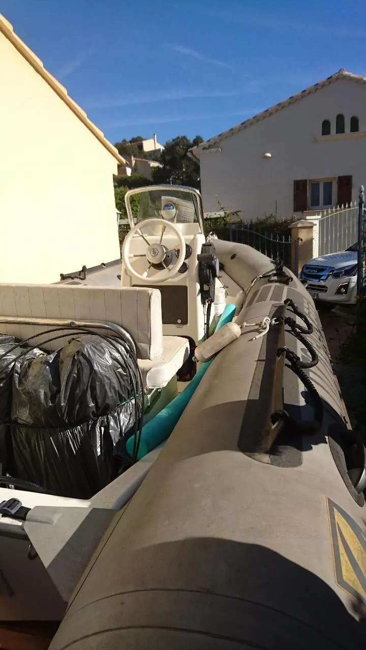 Zodiac Pro 470 — Vue partielle d’un bateau pneumatique avec console et équipements sur le pont.
