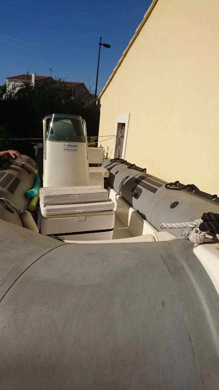Zodiac Pro 470 — Vue intérieure d’un semi-rigide avec console centrale et flotteurs gris.