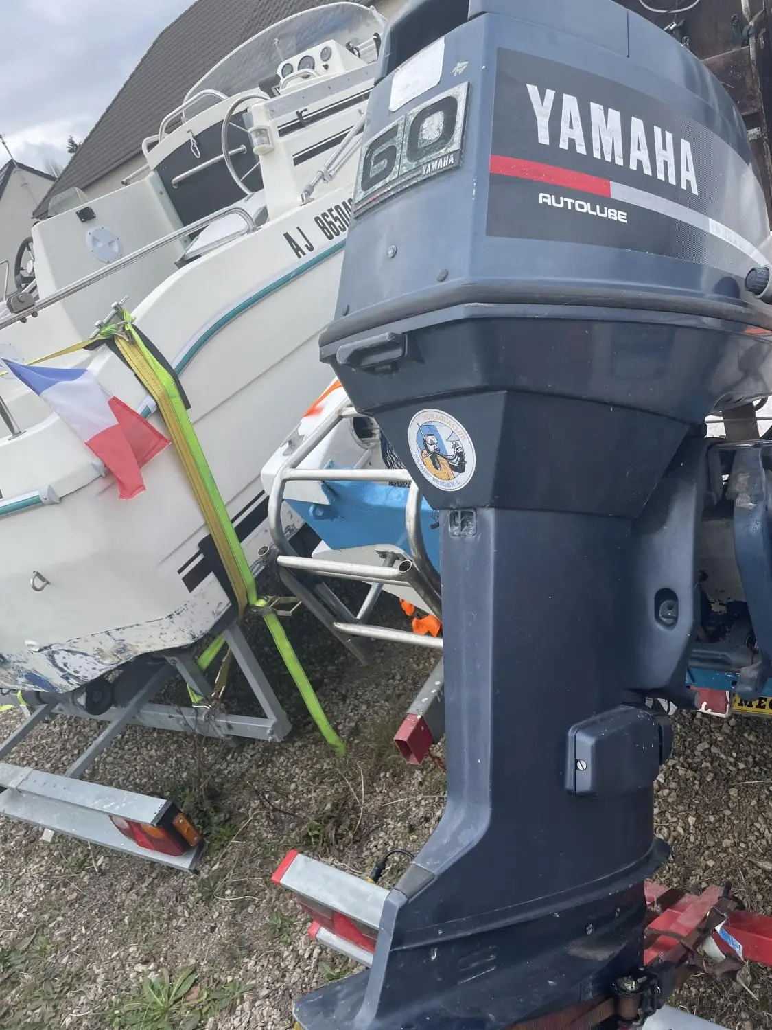 Neptune Smap Neptune — Vue arrière d’un bateau blanc avec moteur hors-bord Yamaha sur remorque.