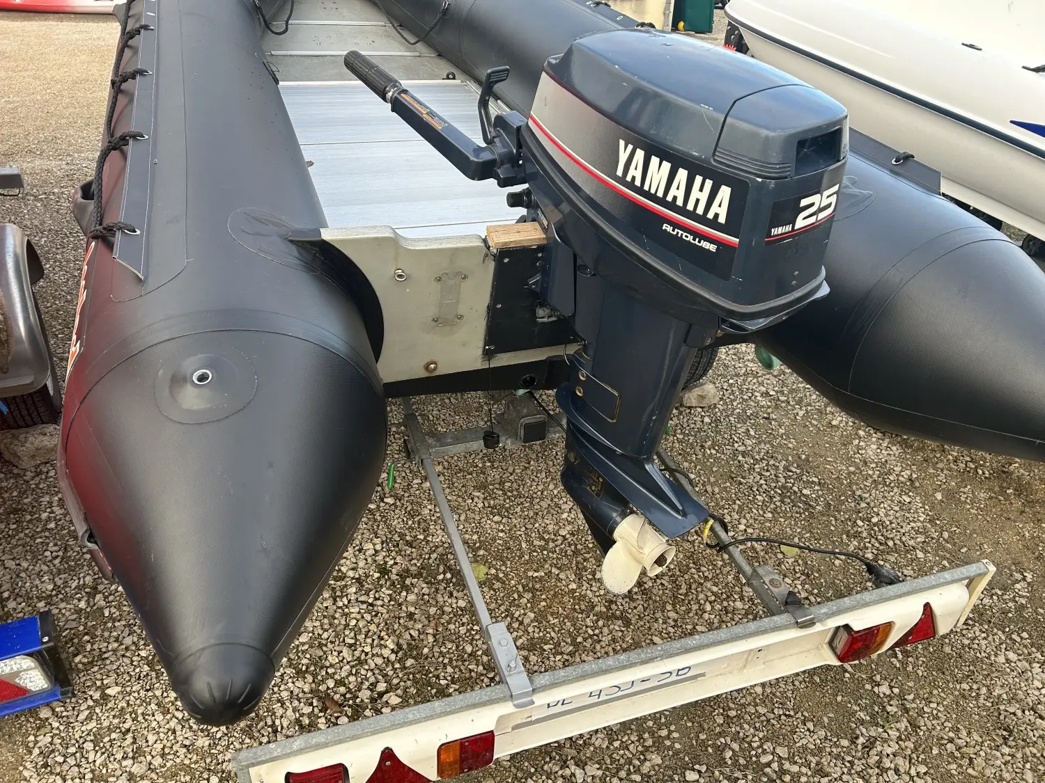 Bombard Commando C4 Noir — Vue arrière d’un bateau pneumatique équipé d’un moteur hors-bord Yamaha.