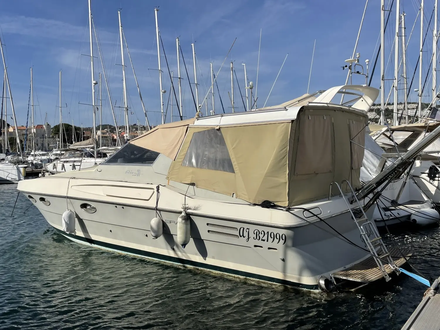 Riva 38 Bravo — Bateau à moteur blanc vu de trois quarts dans un port de plaisance.